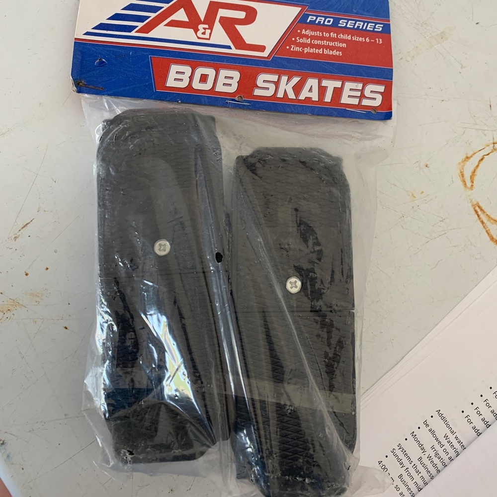 Adjustable size bob skates